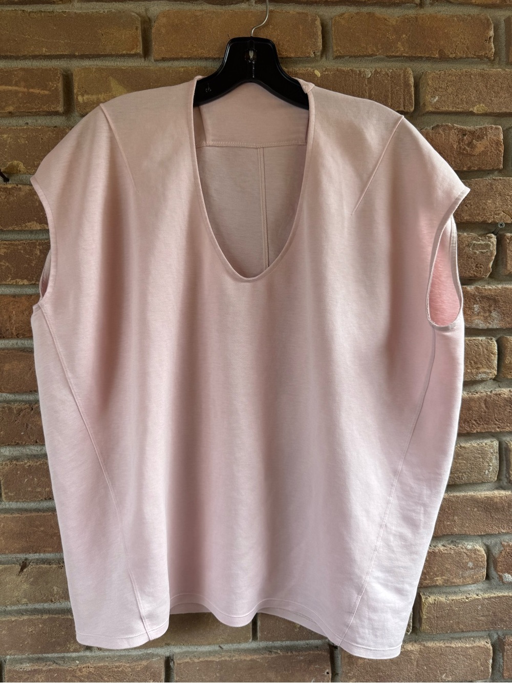 lululemon athletica Blush Pink Sleeveless Box Type V-Neck Top PTP 23”